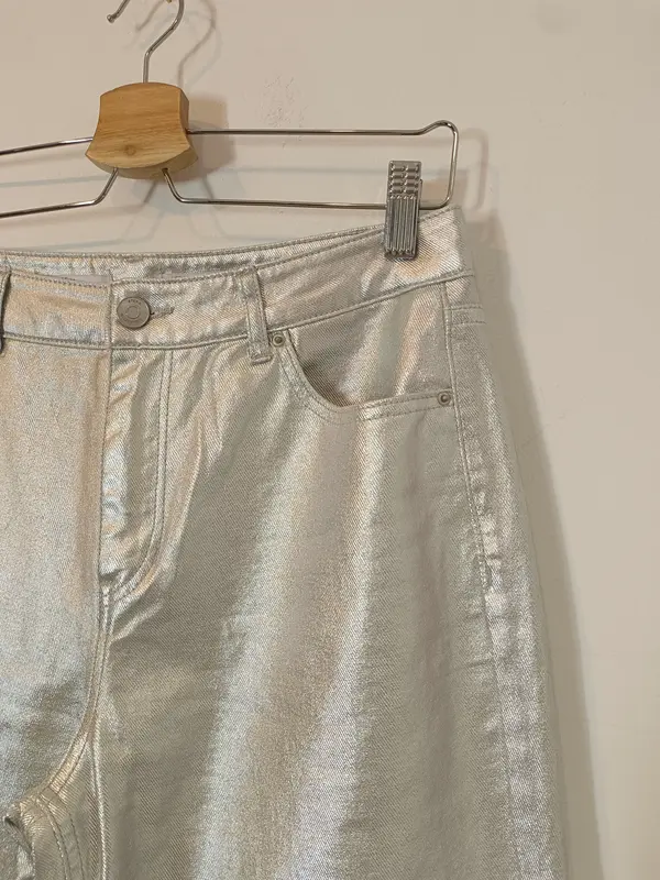 SFERA. Pantalón encerado plateado  T.36