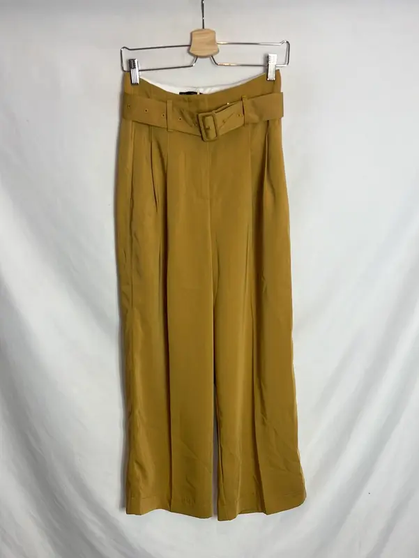 SFERA. Pantalón fluido pinzas mostaza. T 36