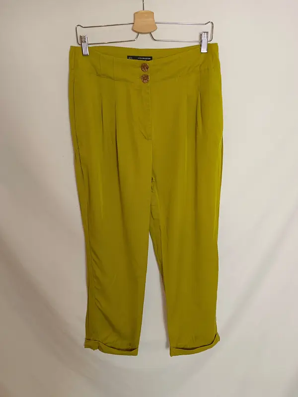 SFERA. Pantalones fluidos verde. T.42