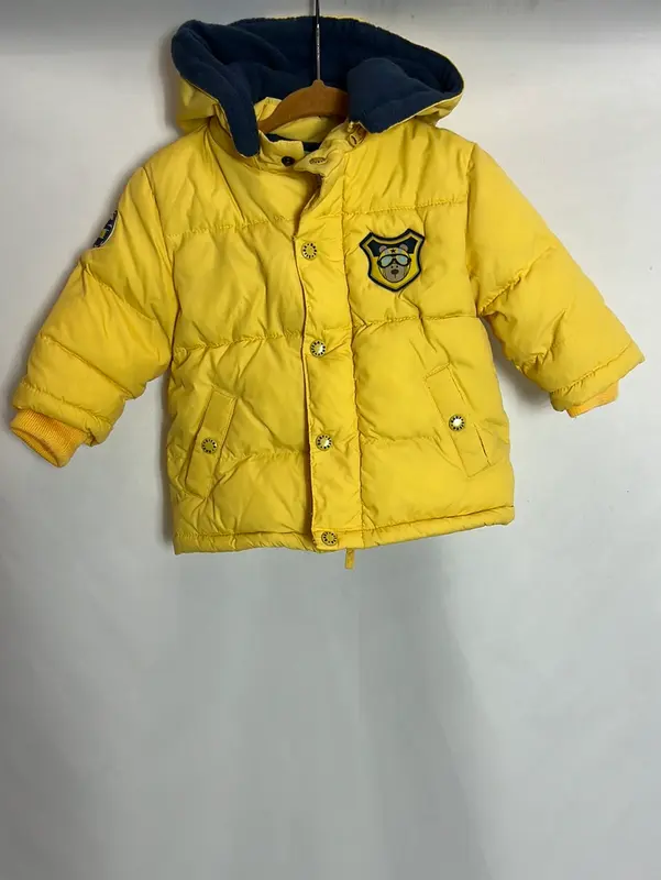 SFERA. Plumas amarillo capucha. T 6-12 meses
