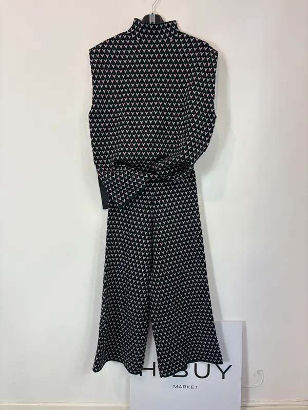 SFERA. Total look punto estampado geométrico. T S