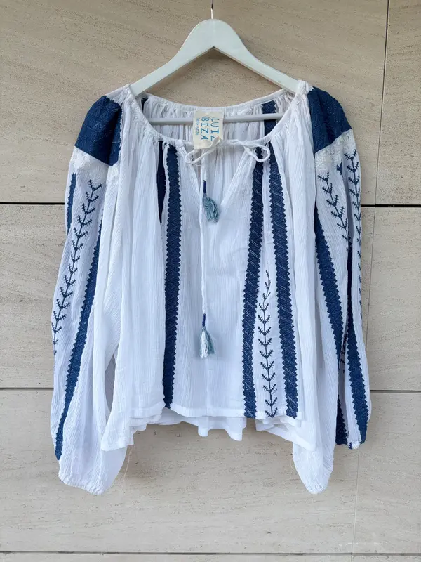 SLUIZ IBIZA. Blusa booho blanca bordados