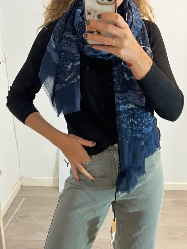SOLOIO. Fular azul estampado