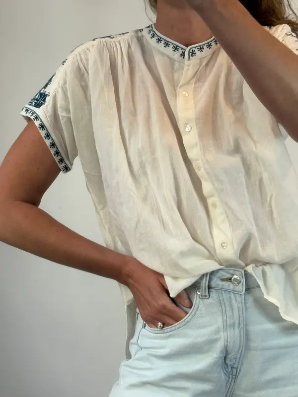 STAR MELA. Blusa blanca bordados azules