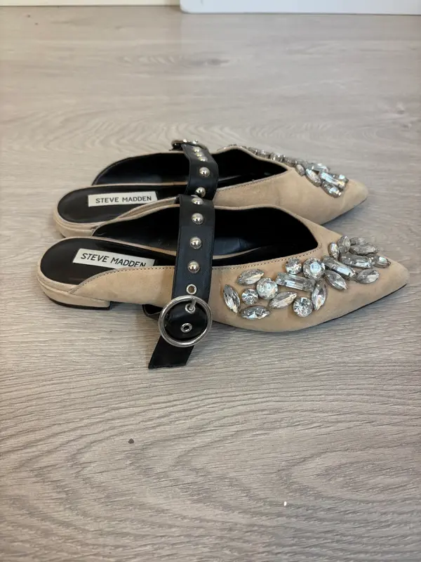 STEVE MADDEN. Mules beige pedrería