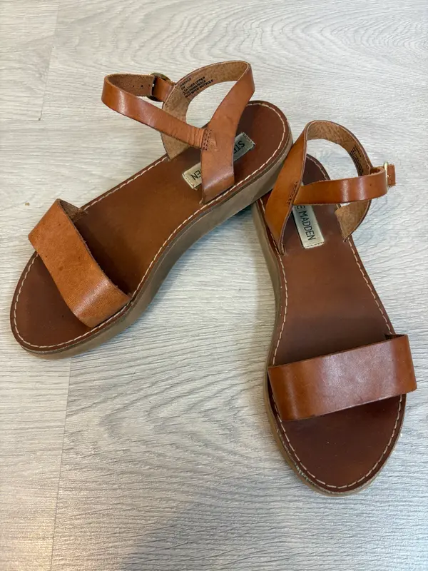 STEVE MADDEN. Sandalia marrón piel