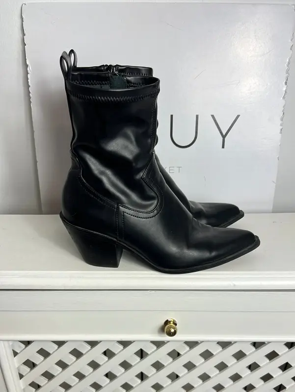 STRADIVARIUS . Botines negros efecto piel. T 38