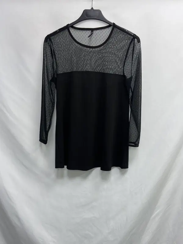STRADIVARIUS. Camiseta negra plumeti T.s
