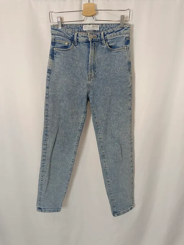 STRADIVARIUS. Denim efecto desgastado mom silm. T 38