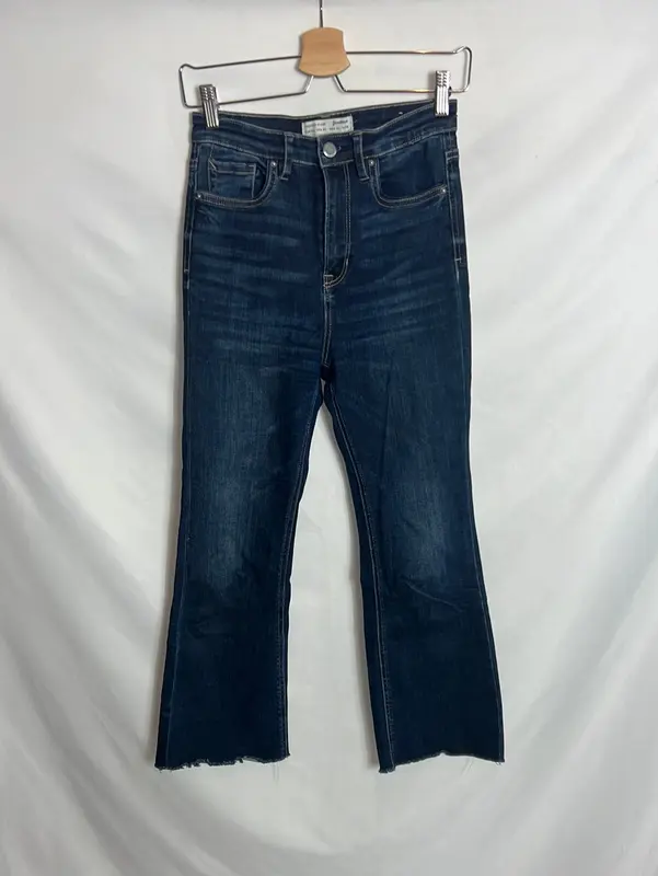 STRADIVARIUS . Denim elástico ligeramente acampanado . T 36