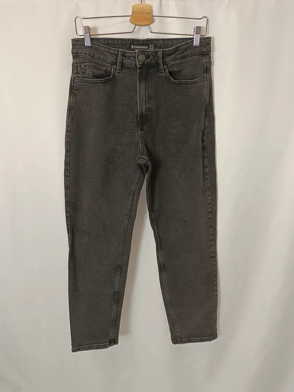 STRADIVARIUS. Denim negro semi-elástico. T 40