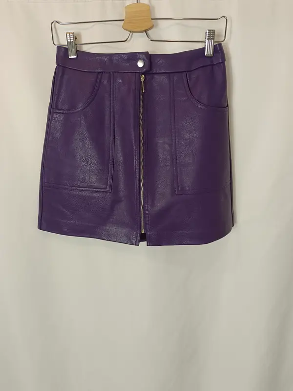 STRADIVARIUS. Falda morada efecto piel. T 38
