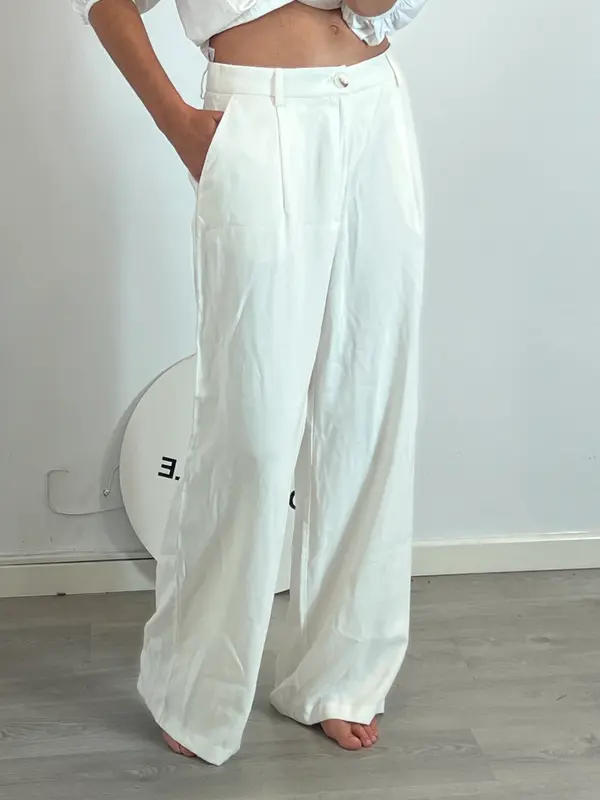 STRADIVARIUS. Pantalón blanco fluido pata ancha. T 42