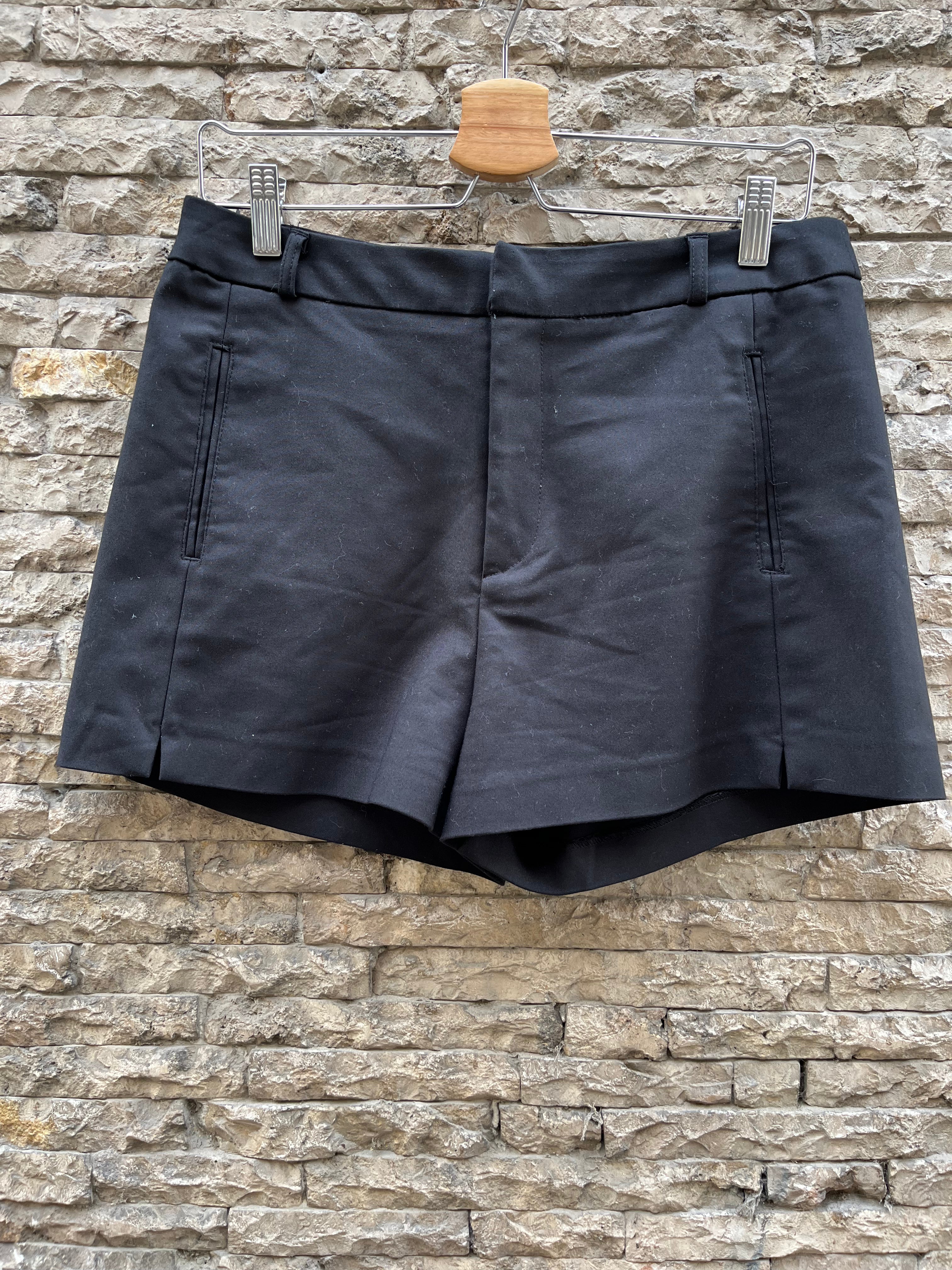 STRADIVARIUS. Pantalón corto negro  T.40