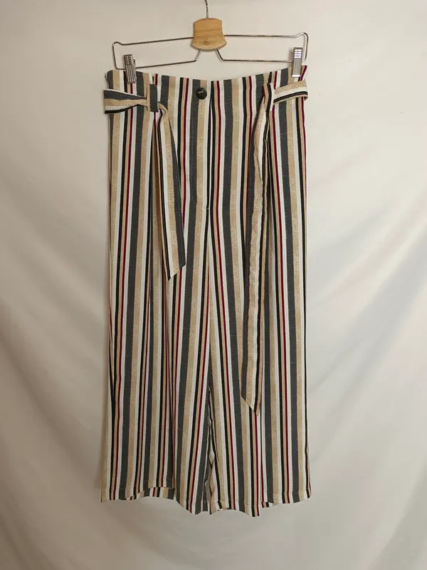 STRADIVARIUS. Pantalón culotte rayas T.m