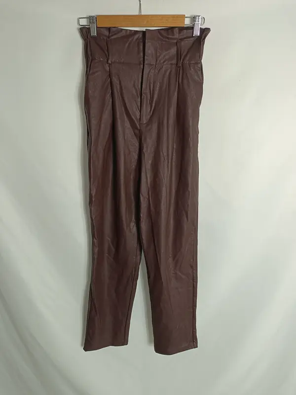 STRADIVARIUS. Pantalón slouchy polipiel T.34