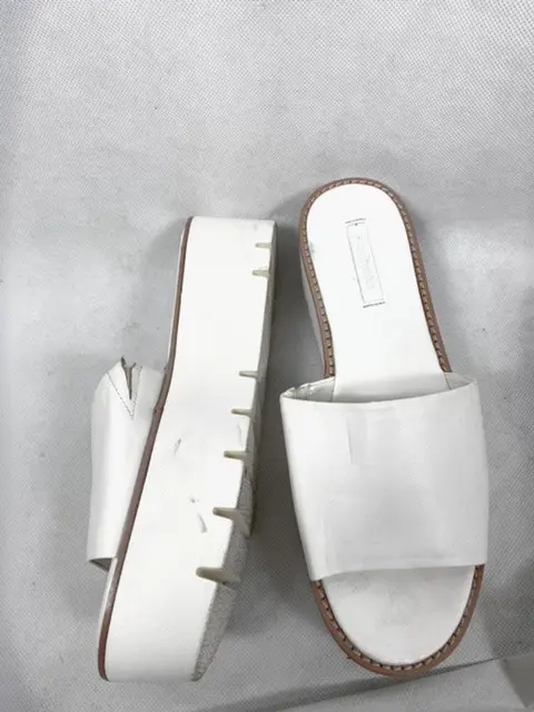 STRADIVARIUS.Sandalias plataforma blancas T.40