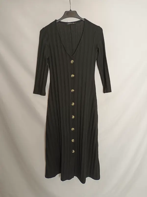 STRADIVARIUS. Vestido midi canalé negro T.s