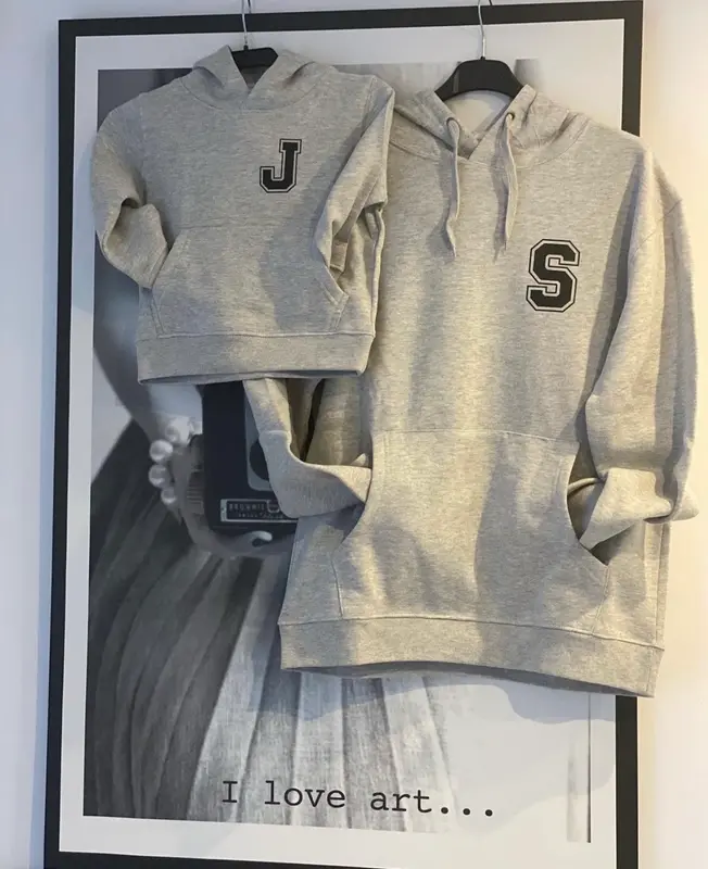 Sudadera “college minimal” color gris