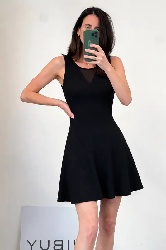 SUNCOO. Vestido negro textura ajustada.