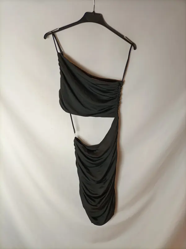 SUPERDOWN. Vestido negro ajustado aperturas. T S