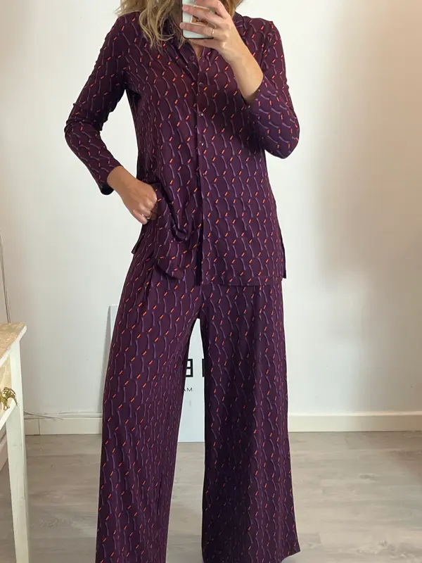 SURKANA. Total look estampado retro. T M