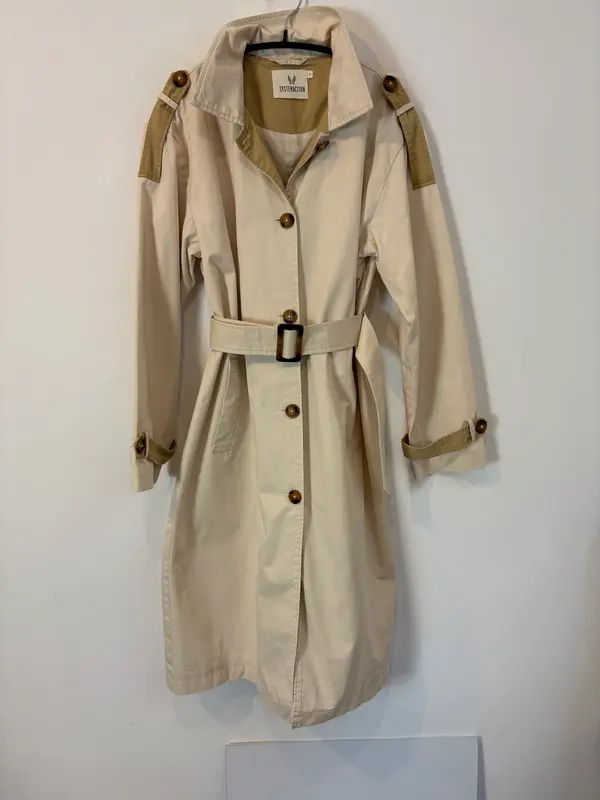 SYSTEMACTION. Gabardina beige cinturón