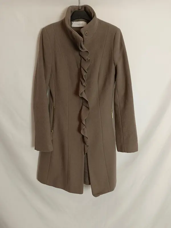 TAHARI. Abrigo marrón volante T.2(xs/s)