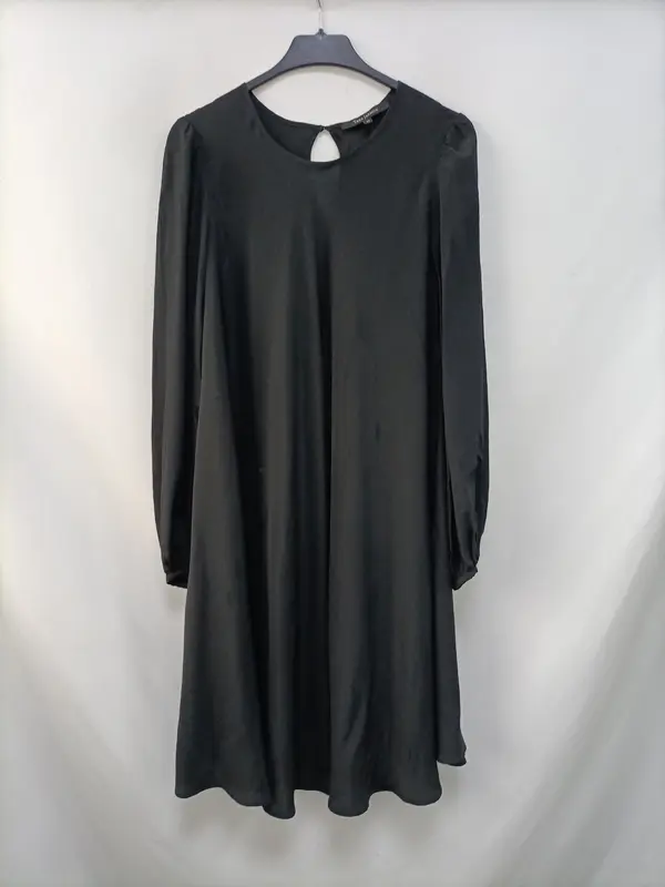 TARA JARMON. Vestido corto negro T.40