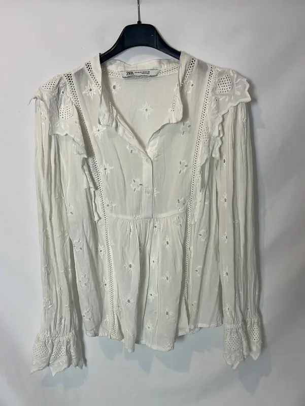 TaraZARA. Blusa blanca detalle bordados. T XS