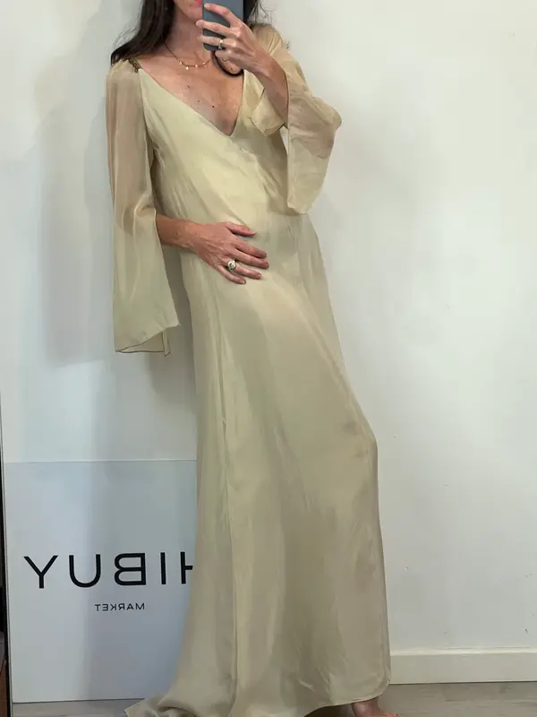 TBA. Vestido beige detalles