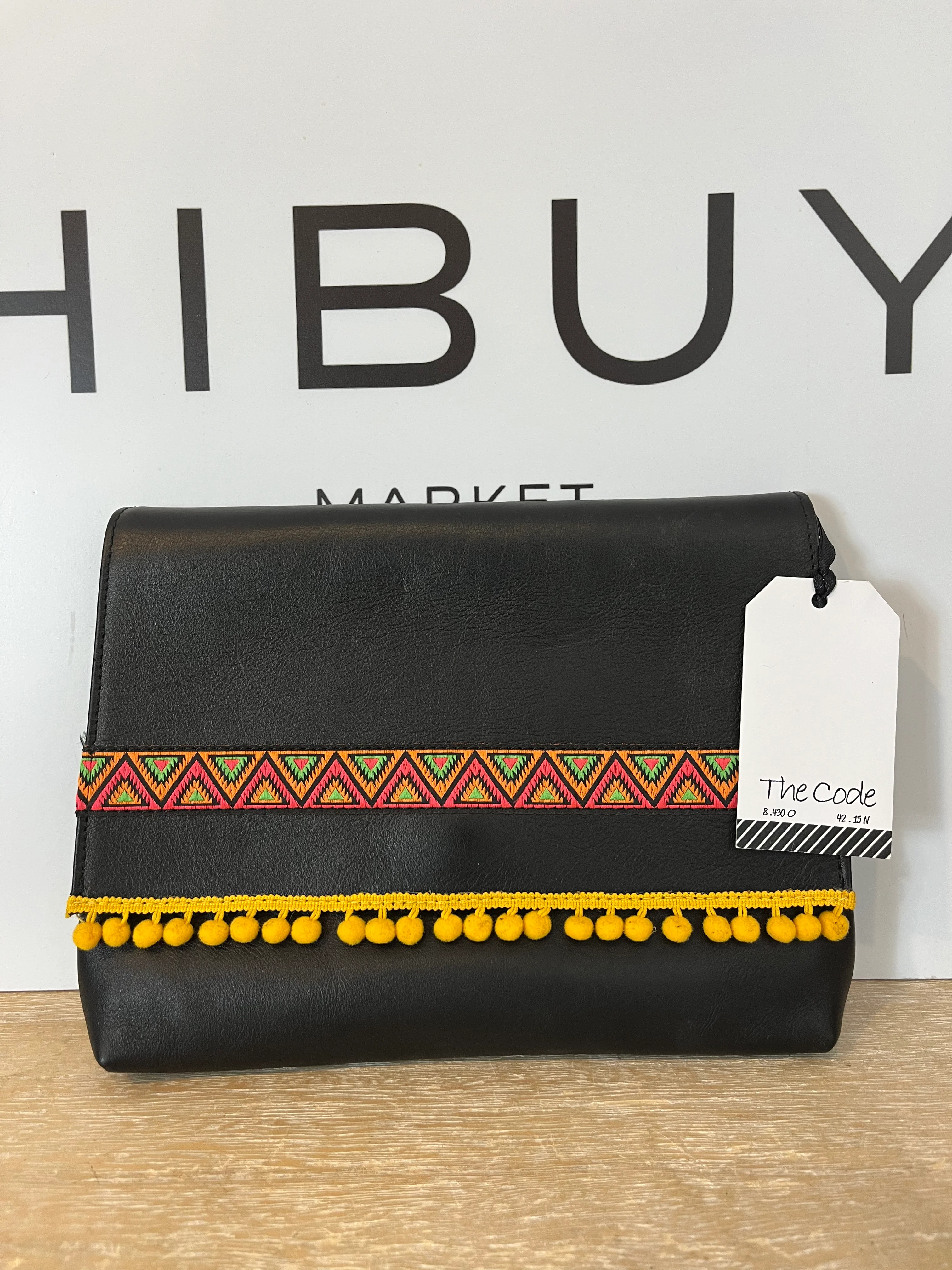 THE CODE. Cartera de mano negra borlas