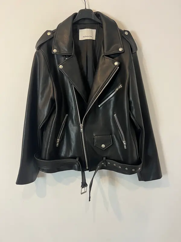 THE FRANKIE SHOP. Biker negra oversized