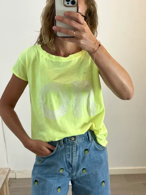 THE HIP TEE. Camiseta flúor amarilla letras. T S