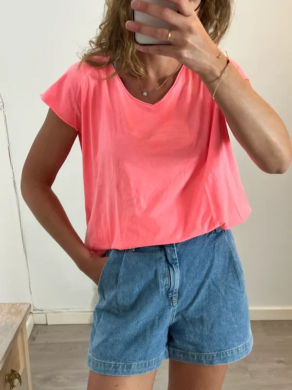 THE HIP TEE. Camiseta flúor rosa detalle espalda. T M