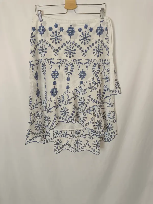 TINTORETTO. Falda midi blanca bordada T.42