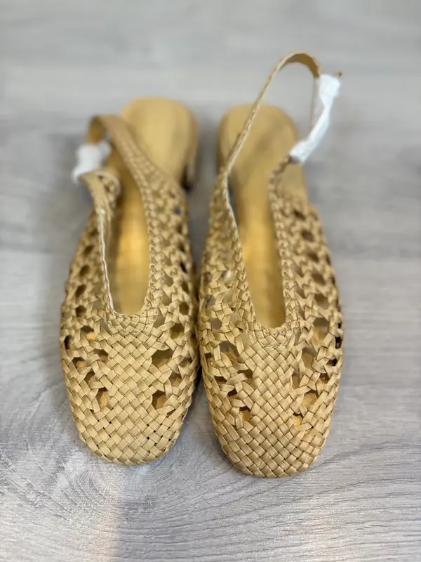 TINTORETTO. Zapato beige trenzado. T36