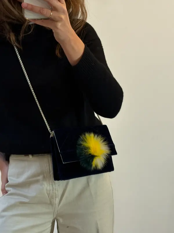 TITA MADRID.Bolso azul terciopelo pompón