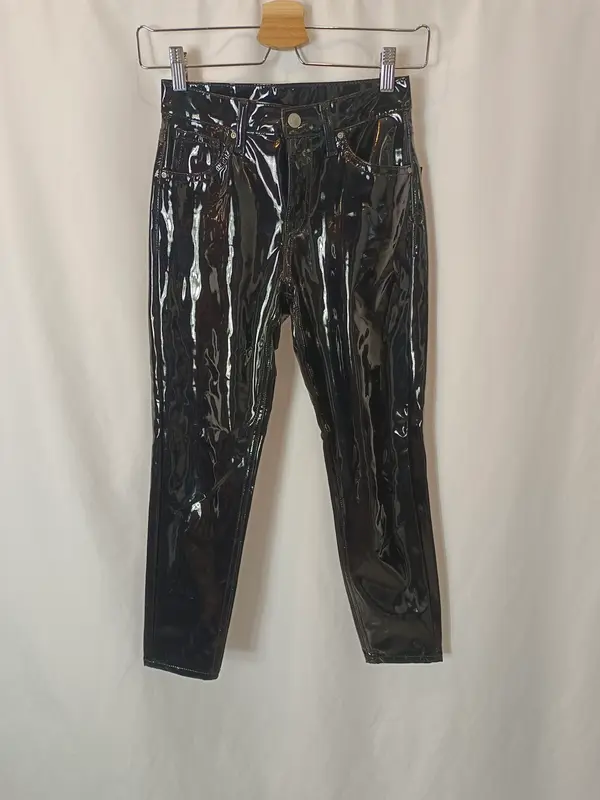 TOPSHOP. Pantalón negro vinilo  T.34