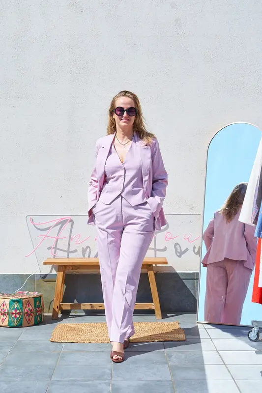 Traje de Tres Piezas Rosa de Raya Diplomática