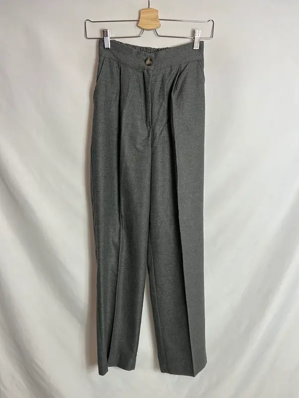 TRENDYOL. Pantalones grises pinzas. T 34