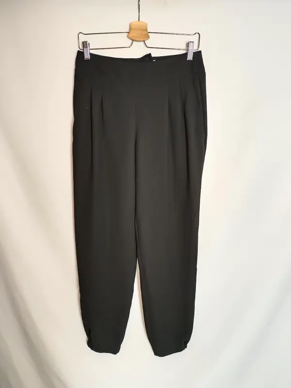 TRUCCO. Pantalón pinzas negro T.38