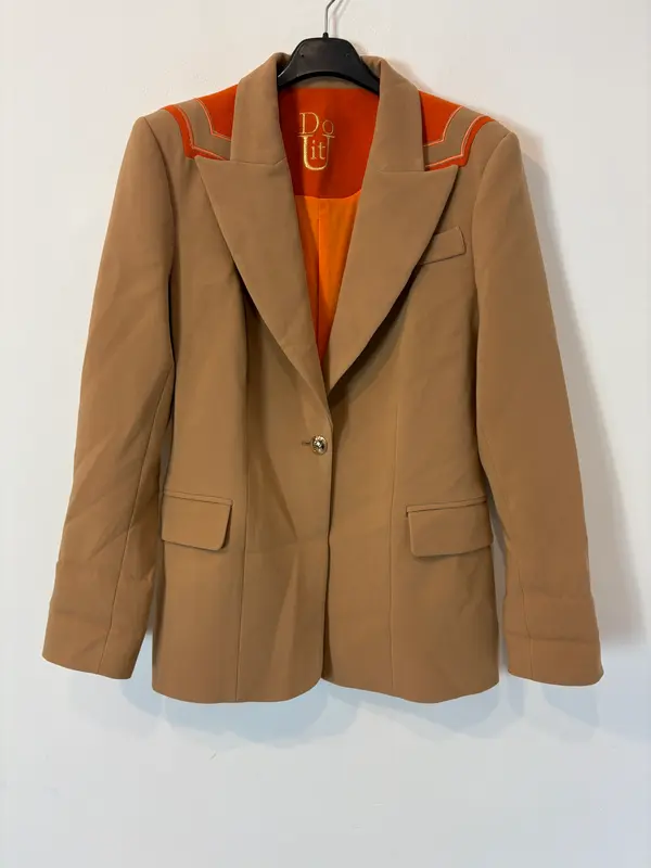 UDOIT. Blazer camel letras naranja