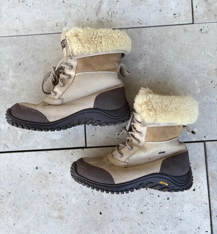 UGG. Botines piel y borrego. T 40
