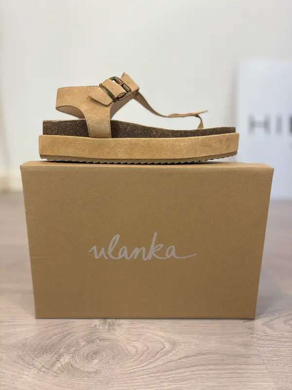 ULANKA. Sandalia piel beige. T 40
