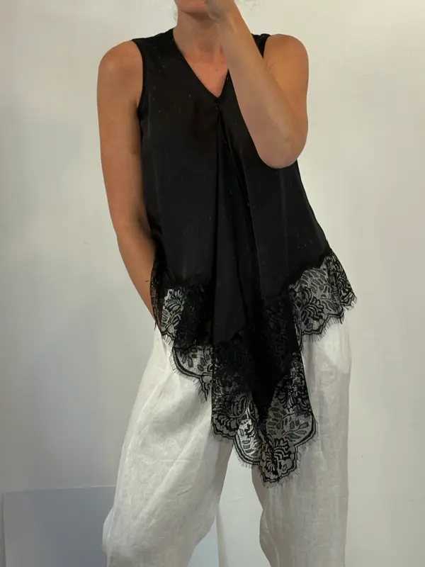UMO COLLECTION. Top negro encaje y abertura