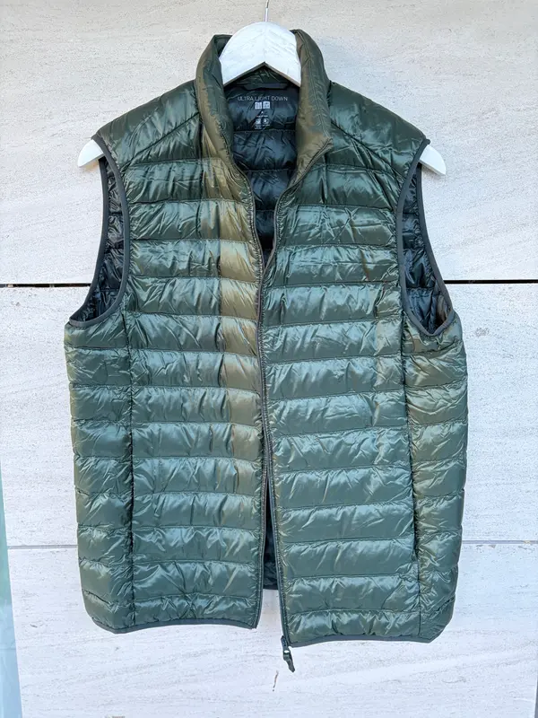 UNIQLO. Chaleco plumas ultraligero verde. T M