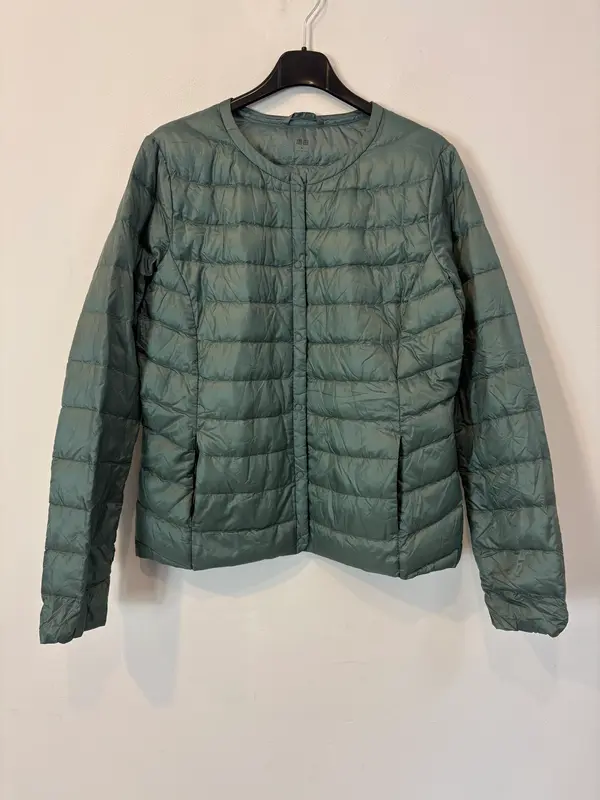 UNIQLO. Chaqueta plumas ultraligera verde claro