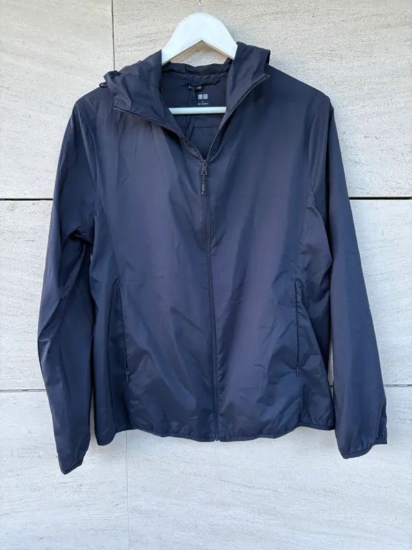 UNIQLO. Cortaviento pocketable azul marino. T L