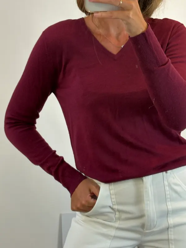UNIQLO. Jersey burdeos lana cuello pico. T S